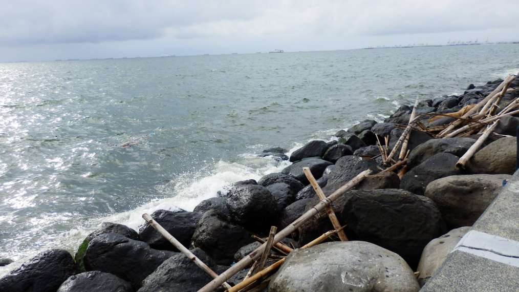 Manila Bay (larawan kuha malapit sa SM MOA, 25 August 2012) Image
